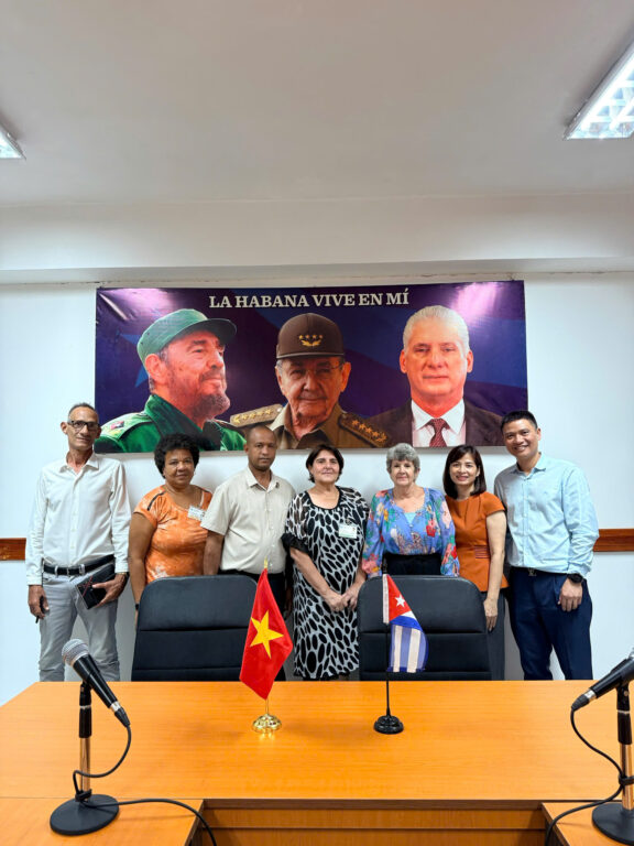 BLD Japigroup trao quà và chụp hình lưu niệm với lãnh đạo thành phố Havana