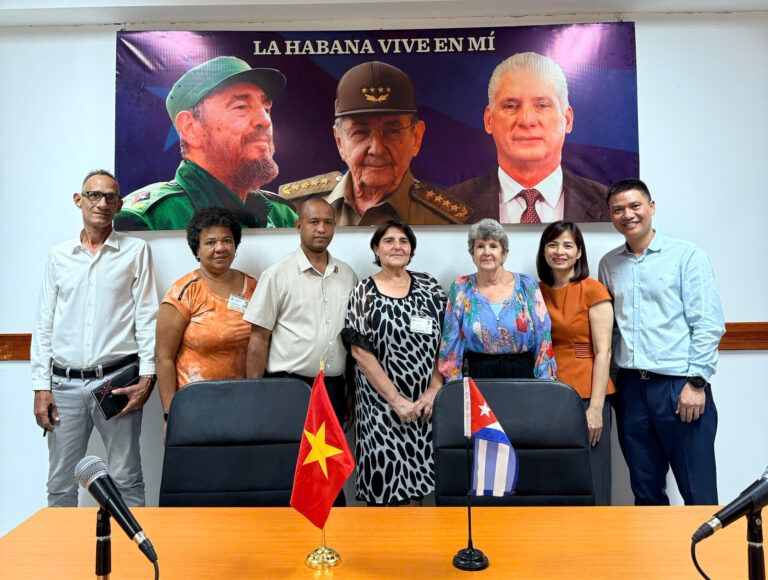 BLD Japigroup trao quà và chụp hình lưu niệm với lãnh đạo thành phố Havana