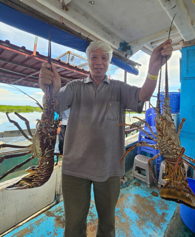 Tiến Sỹ Lê Thanh Lựu nguyên viện trưởng viện 1 viện nghiên cứu thủy sản Việt Nam chuyên gia cố vấn cấp cao của Japigroup khi thăm vùng nuôi tôm hùm và trại cá rô phi